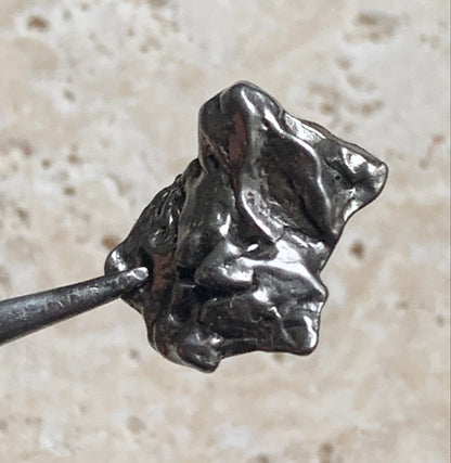 Météorite Campo Del Cielo d'Argentine de 17 x 15 x10 mm - 5,1 gr. Très belle qualité, morceau entier et compact !