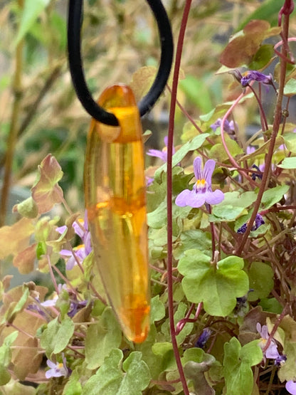 Ambre, pendentif de 40x10x6 millimètres, vendu avec cordon coulissant (réglable), en cuir noir de 40 à 70 centimètres !
