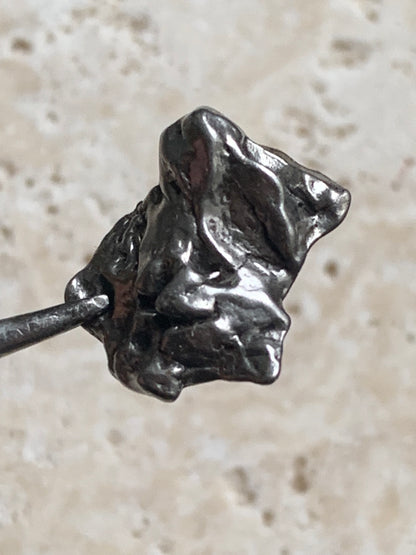 Météorite Campo Del Cielo d'Argentine de 17 x 15 x10 mm - 5,1 gr. Très belle qualité, morceau entier et compact !