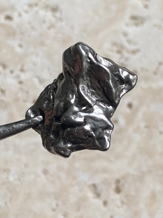 Météorite Campo Del Cielo d'Argentine de 17 x 15 x10 mm - 5,1 gr. Très belle qualité, morceau entier et compact !