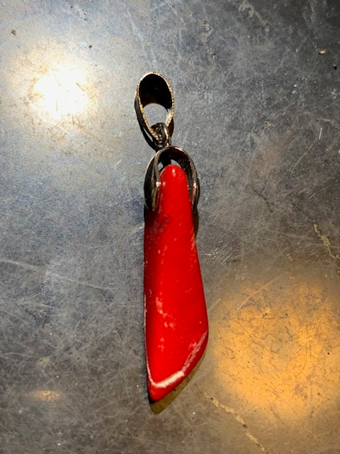 Coral/Gorgonian, pendant made by G & Z, measuring 35x8x7 millimeters, sold with an adjustable sliding cord, in black leather from 40 to 70 centimeters!