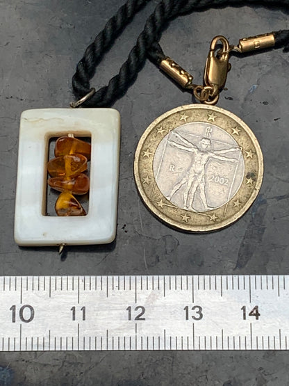Ambre et nacre, pendentif de 31x17x9 millimètres, vendu avec cordon coulissant (réglable), en cuir noir de 40 à 70 centimètres !
