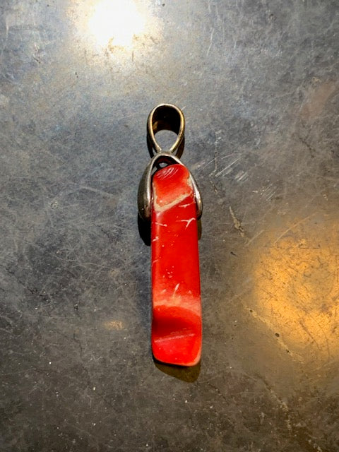 Coral/Gorgonian, pendant made by G & Z, measuring 35x8x7 millimeters, sold with an adjustable sliding cord, in black leather from 40 to 70 centimeters!