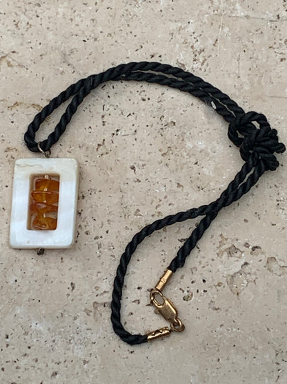 Ambre et nacre, pendentif de 31x17x9 millimètres, vendu avec cordon coulissant (réglable), en cuir noir de 40 à 70 centimètres !