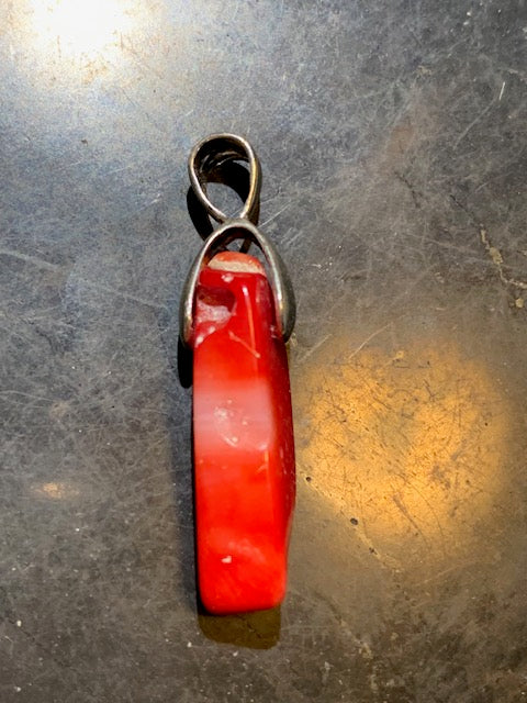 Coral/Gorgonian, pendant made by G & Z, measuring 35x8x7 millimeters, sold with an adjustable sliding cord, in black leather from 40 to 70 centimeters!