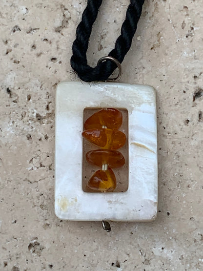 Ambre et nacre, pendentif de 31x17x9 millimètres, vendu avec cordon coulissant (réglable), en cuir noir de 40 à 70 centimètres !