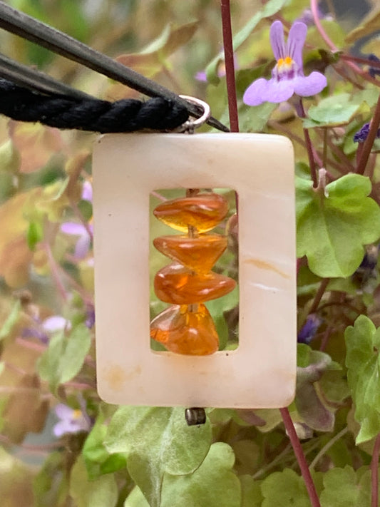 Ambre et nacre, pendentif de 31x17x9 millimètres, vendu avec cordon coulissant (réglable), en cuir noir de 40 à 70 centimètres !