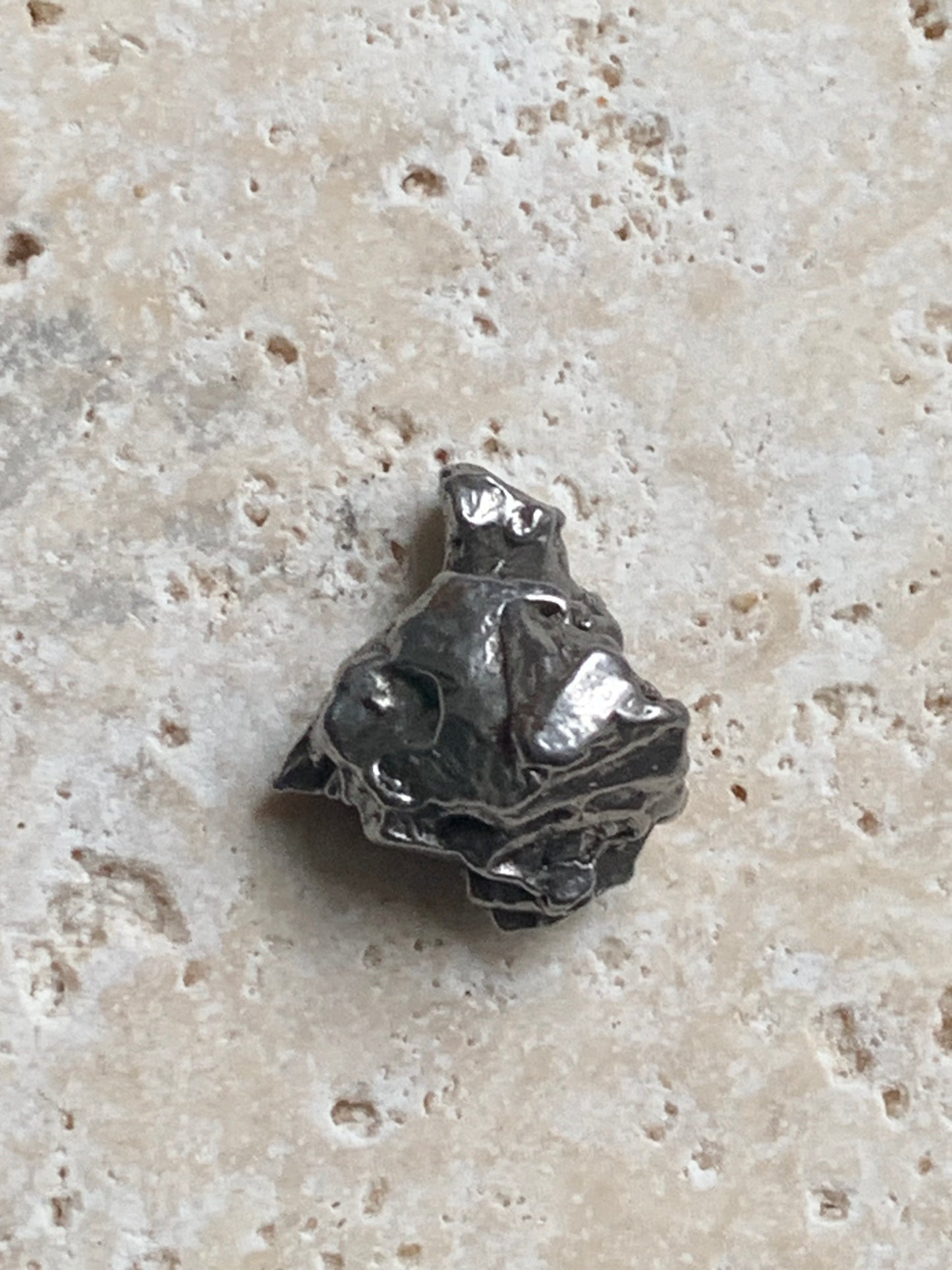 Météorite Campo Del Cielo d'Argentine de 19x19x14 mm - 9,1 gr. Très belle qualité, morceau entier et compact !