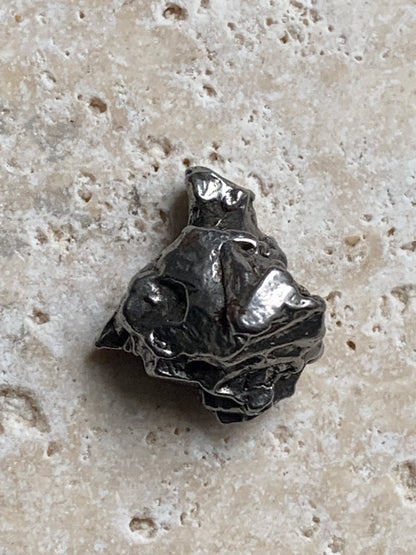 Météorite Campo Del Cielo d'Argentine de 19x19x14 mm - 9,1 gr. Très belle qualité, morceau entier et compact !