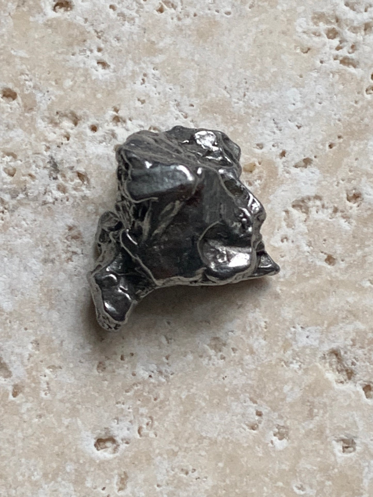 Météorite Campo Del Cielo d'Argentine de 19x19x14 mm - 9,1 gr. Très belle qualité, morceau entier et compact !