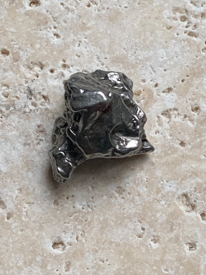 Météorite Campo Del Cielo d'Argentine de 19x19x14 mm - 9,1 gr. Très belle qualité, morceau entier et compact !