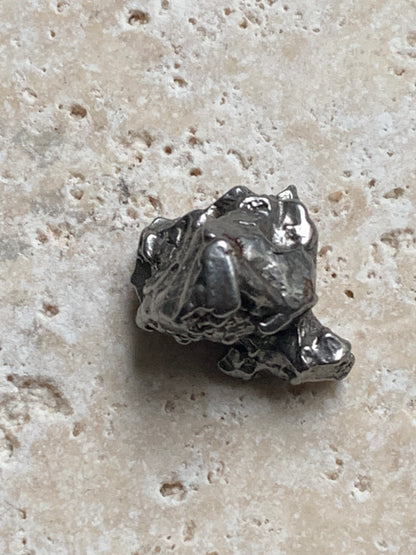 Météorite Campo Del Cielo d'Argentine de 19x19x14 mm - 9,1 gr. Très belle qualité, morceau entier et compact !