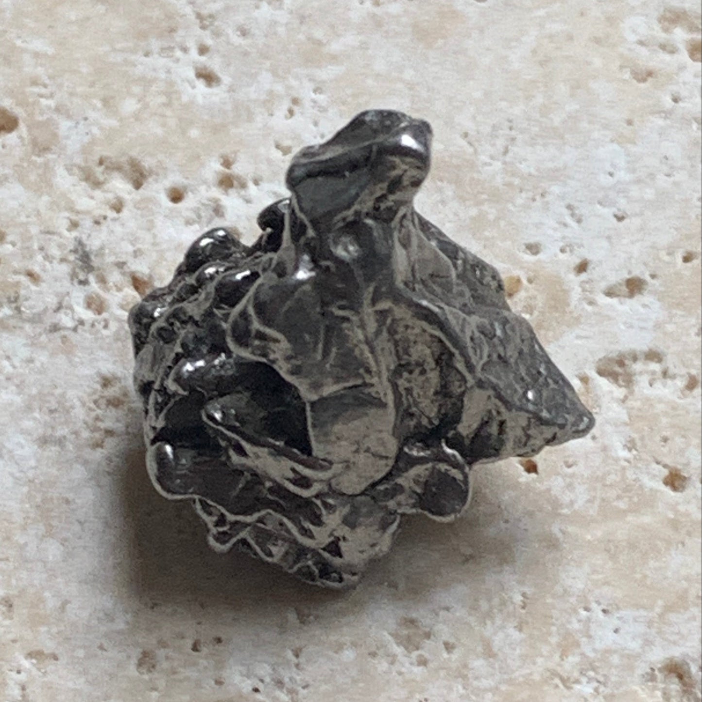 Météorite Campo Del Cielo d'Argentine de 19x19x14 mm - 9,1 gr. Très belle qualité, morceau entier et compact !