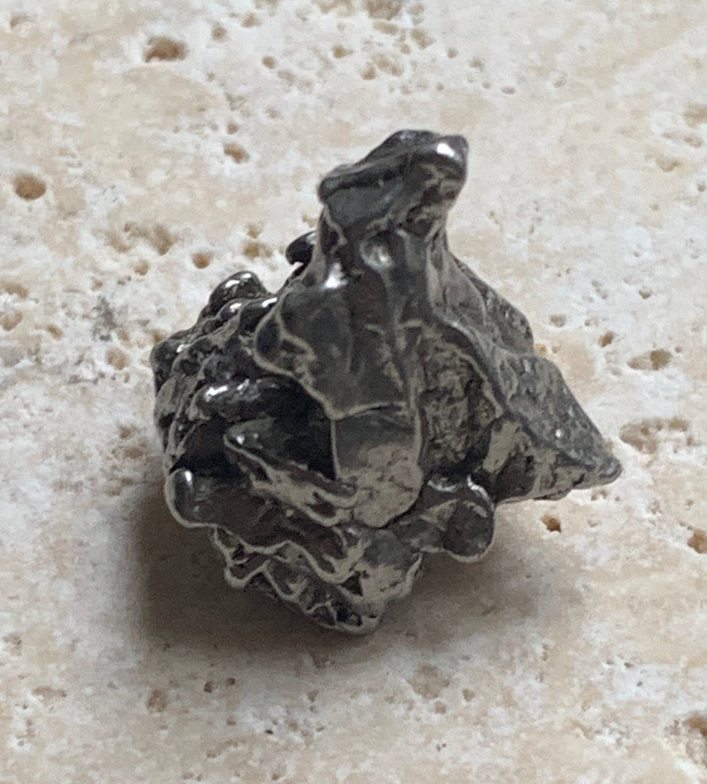 Météorite Campo Del Cielo d'Argentine de 19x19x14 mm - 9,1 gr. Très belle qualité, morceau entier et compact !