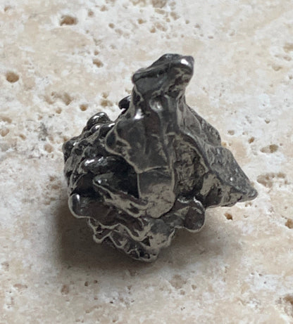 Météorite Campo Del Cielo d'Argentine de 19x19x14 mm - 9,1 gr. Très belle qualité, morceau entier et compact !