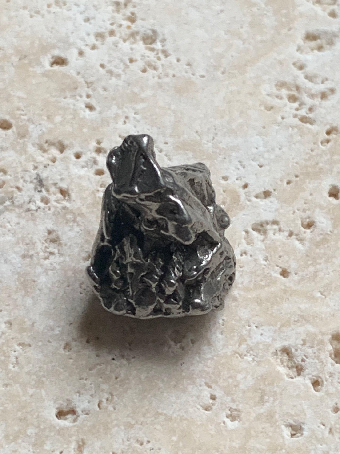 Météorite Campo Del Cielo d'Argentine de 19x19x14 mm - 9,1 gr. Très belle qualité, morceau entier et compact !