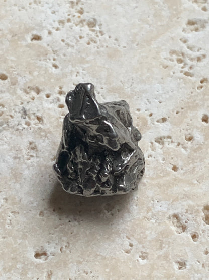 Météorite Campo Del Cielo d'Argentine de 19x19x14 mm - 9,1 gr. Très belle qualité, morceau entier et compact !