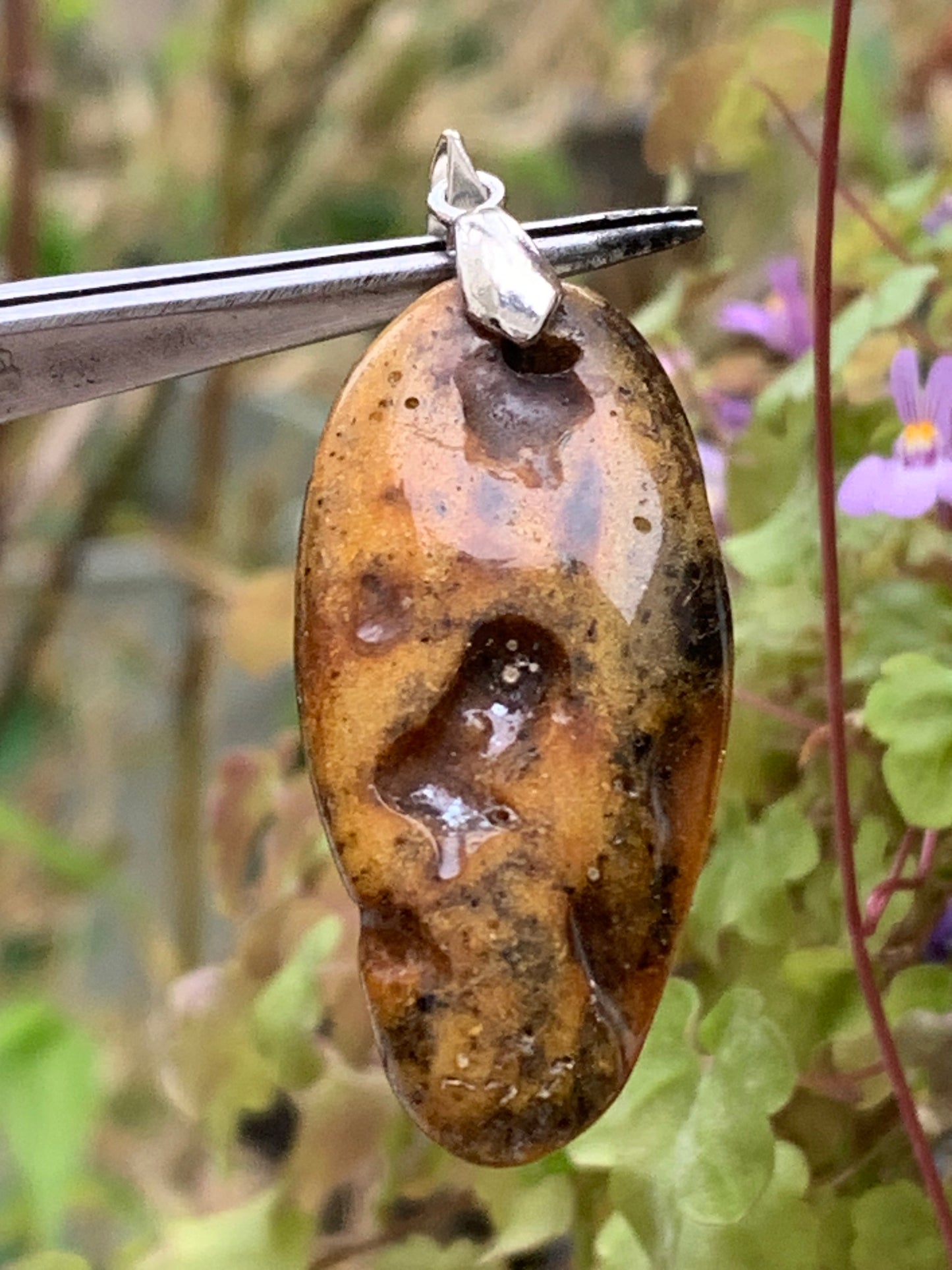 Ambre, pendentif de 50x18x10 millimètres, vendu avec cordon coulissant (réglable), en cuir noir de 40 à 70 centimètres !