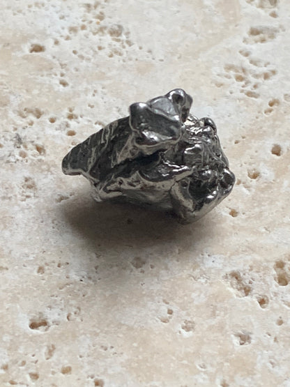 Météorite Campo Del Cielo d'Argentine de 19x19x14 mm - 9,1 gr. Très belle qualité, morceau entier et compact !