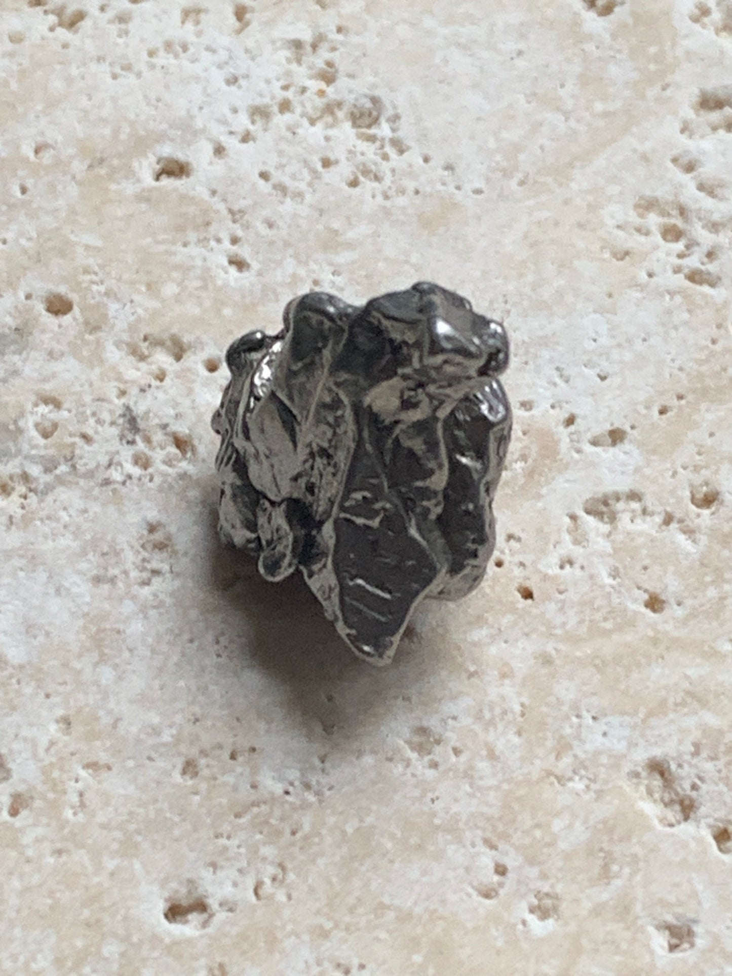 Météorite Campo Del Cielo d'Argentine de 19x19x14 mm - 9,1 gr. Très belle qualité, morceau entier et compact !