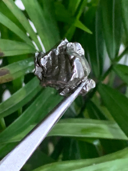 Météorite Campo Del Cielo d'Argentine de 19x19x14 mm - 9,1 gr. Très belle qualité, morceau entier et compact !