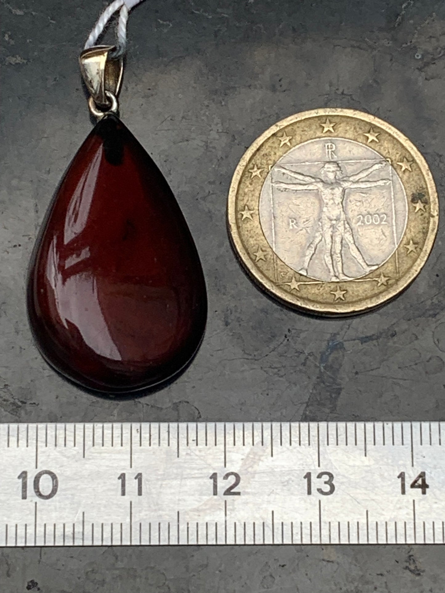 Ambre, pendentif de 40x20x10 millimètres, vendu avec cordon coulissant (réglable), en cuir noir de 40 à 70 centimètres !