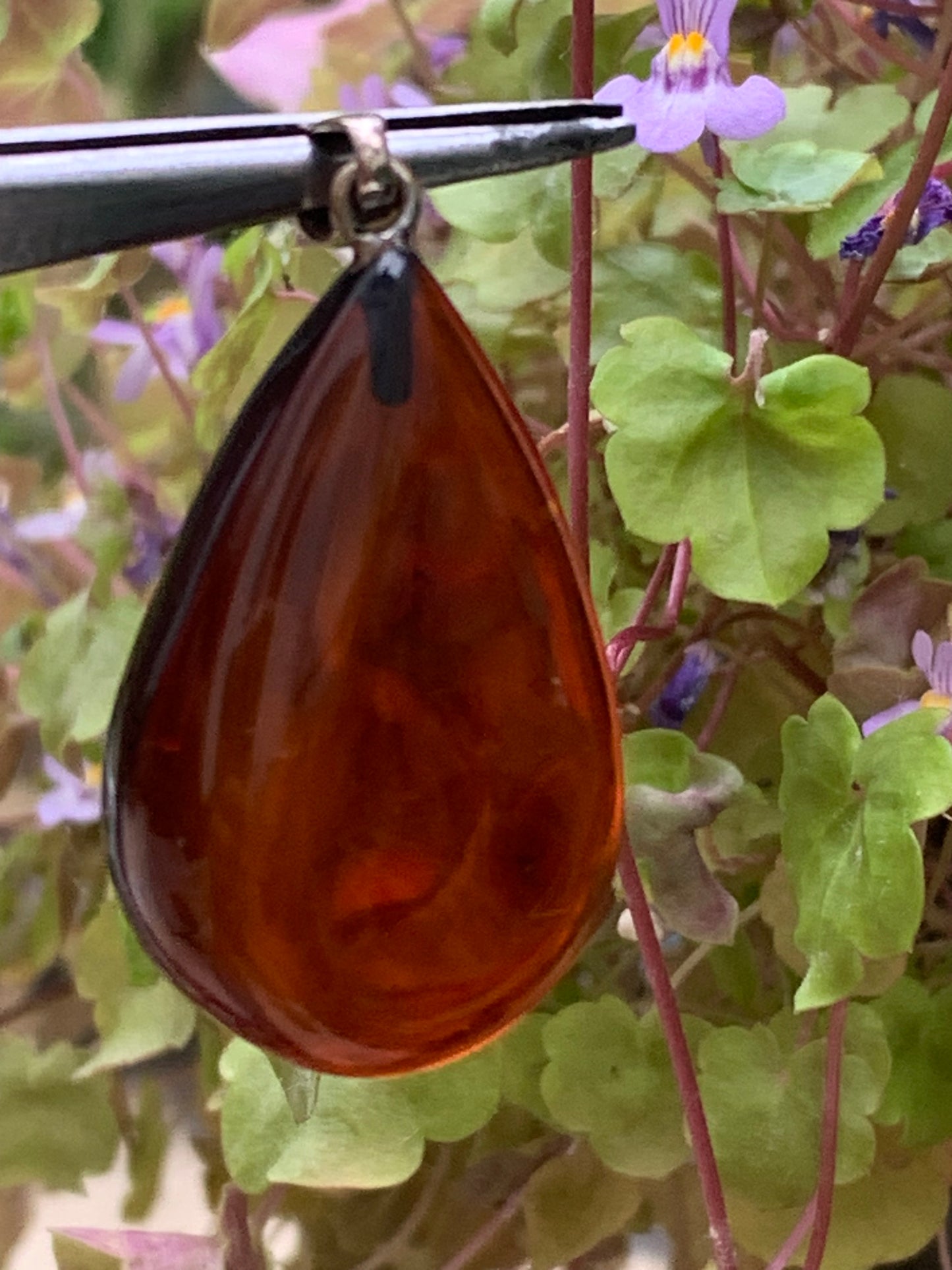 Ambre, pendentif de 40x20x10 millimètres, vendu avec cordon coulissant (réglable), en cuir noir de 40 à 70 centimètres !