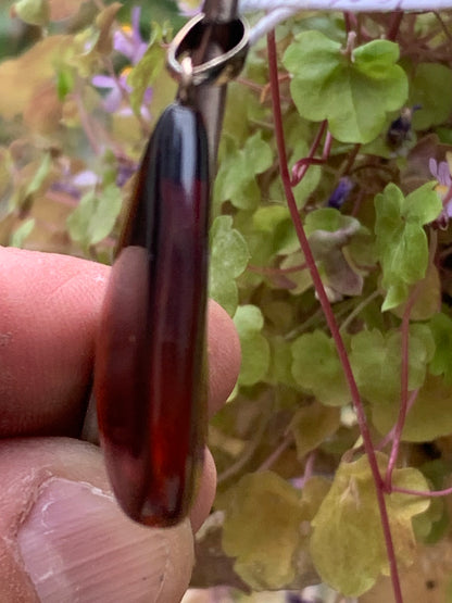 Ambre, pendentif de 40x20x10 millimètres, vendu avec cordon coulissant (réglable), en cuir noir de 40 à 70 centimètres !