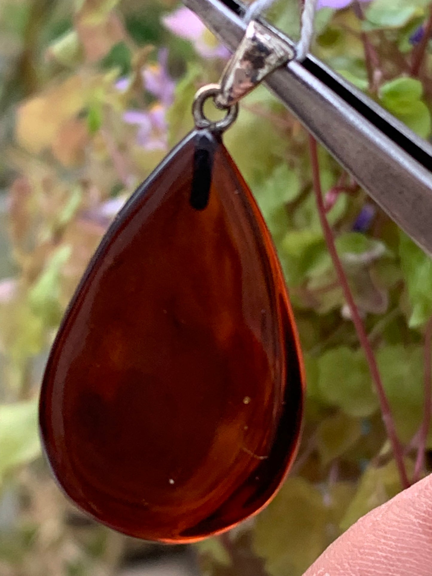 Ambre, pendentif de 40x20x10 millimètres, vendu avec cordon coulissant (réglable), en cuir noir de 40 à 70 centimètres !