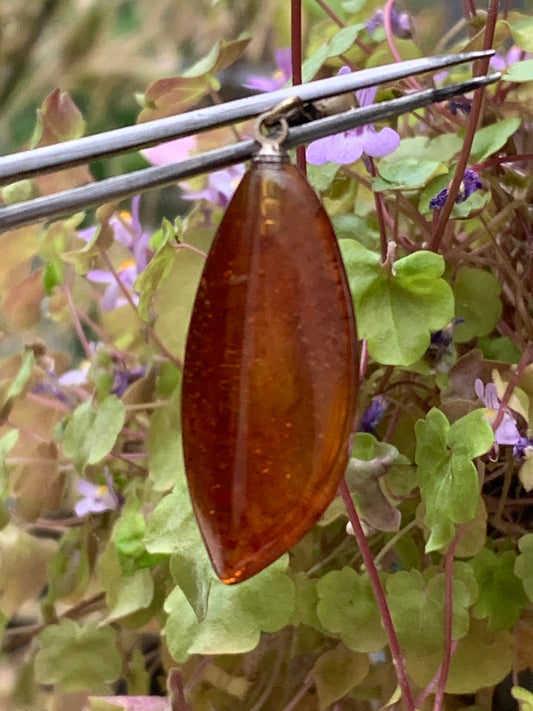 Ambre, pendentif de 40x13x9 millimètres, vendu avec cordon coulissant (réglable), en cuir noir de 40 à 70 centimètres !