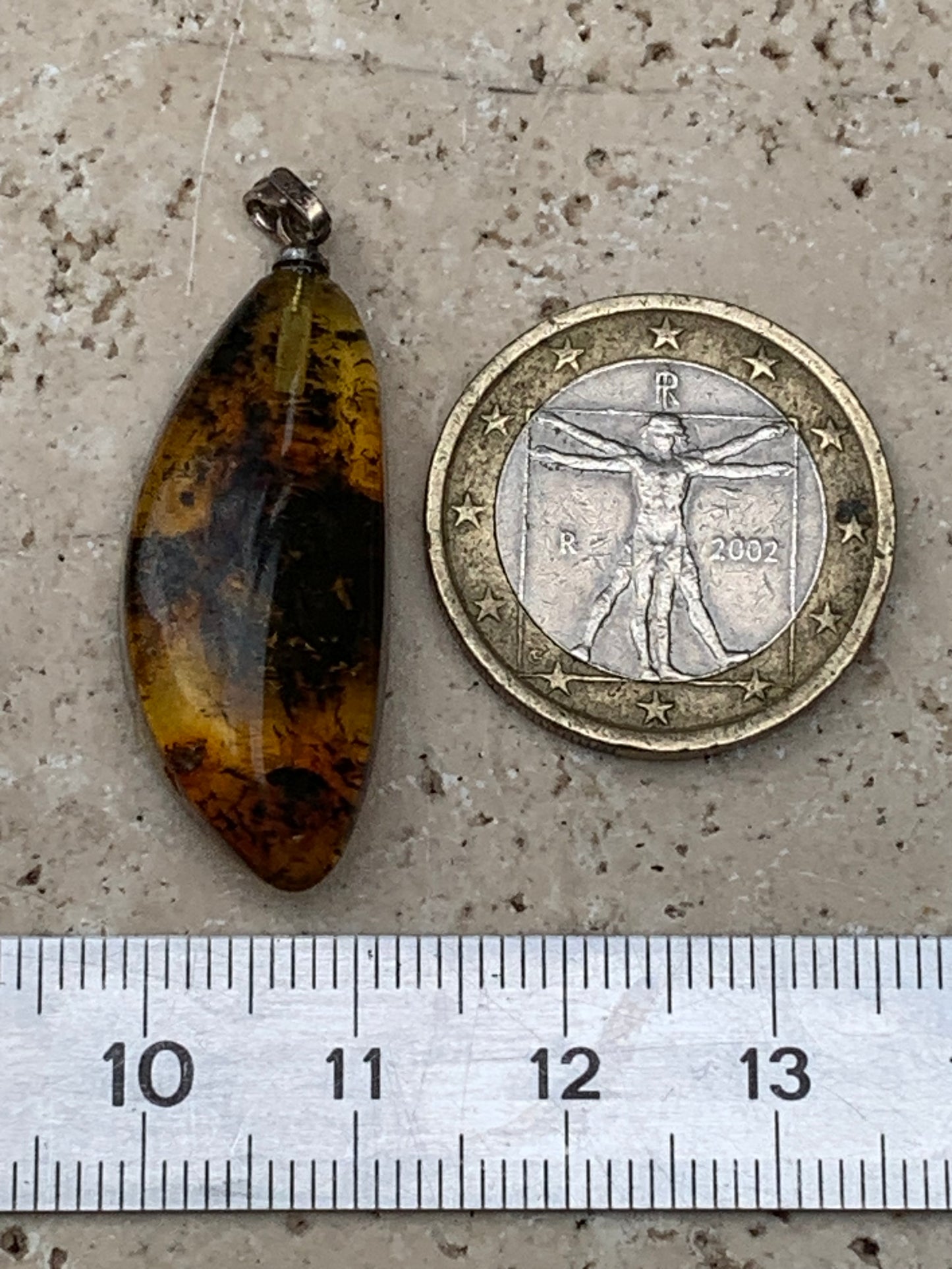 Ambre, pendentif de 40x13x9 millimètres, vendu avec cordon coulissant (réglable), en cuir noir de 40 à 70 centimètres !