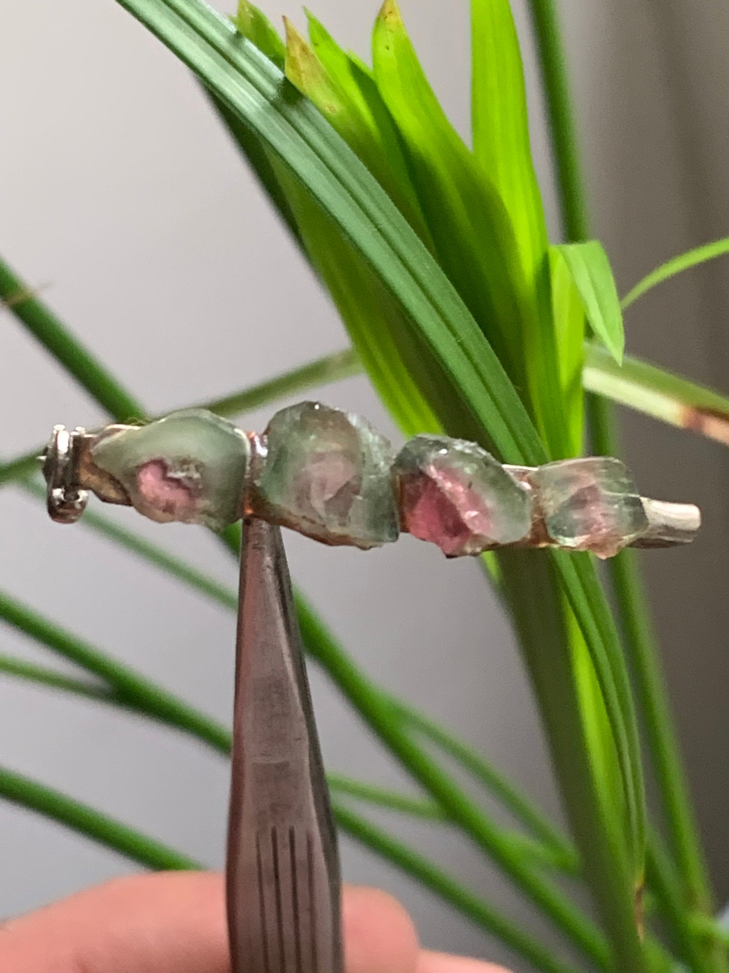 Broche en tourmaline melon d'eau/ pastèque - 38 mm x 8 x 8 - 2 gr. - Création Zen Curiosity !