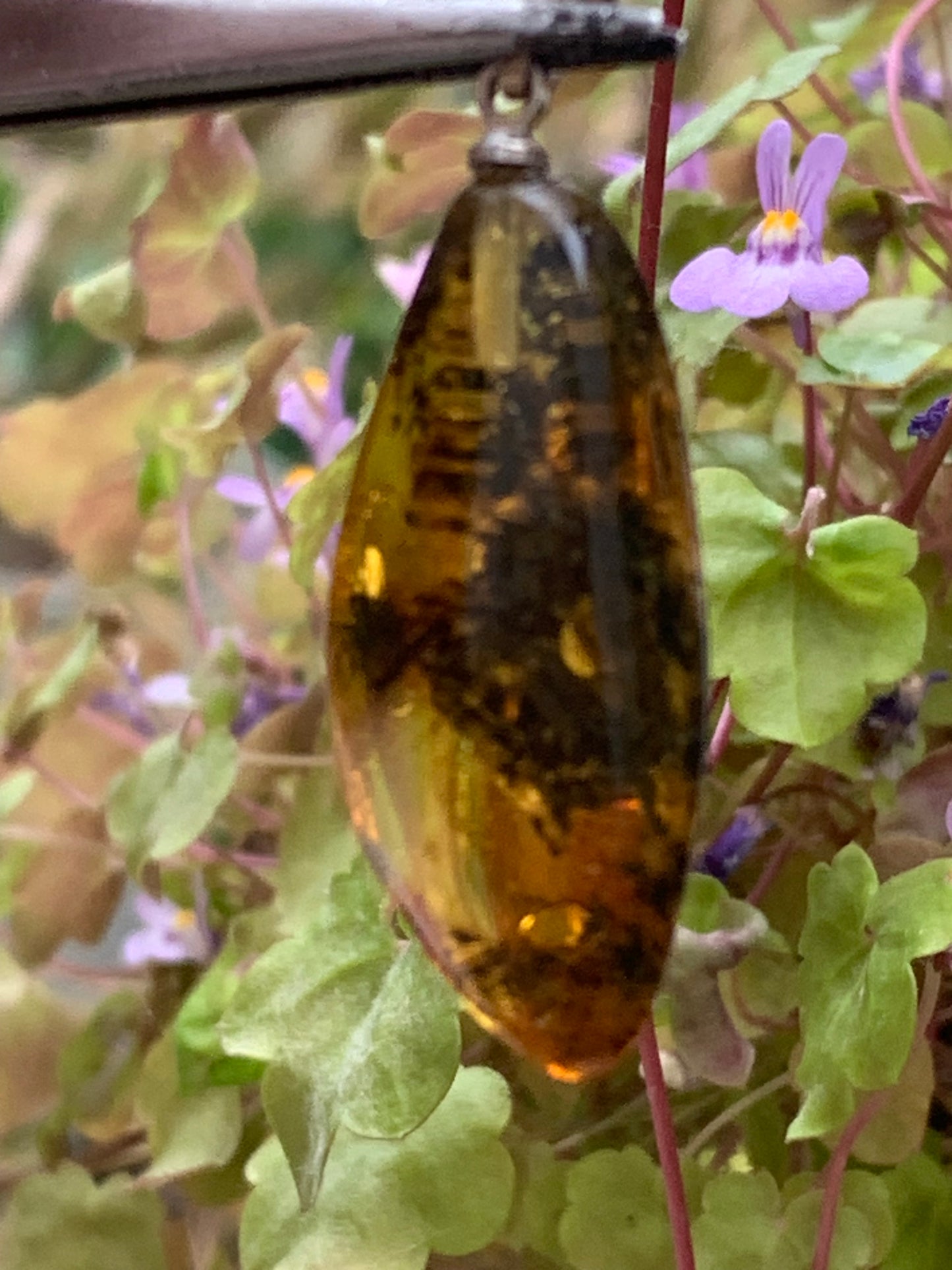 Ambre, pendentif de 40x13x9 millimètres, vendu avec cordon coulissant (réglable), en cuir noir de 40 à 70 centimètres !