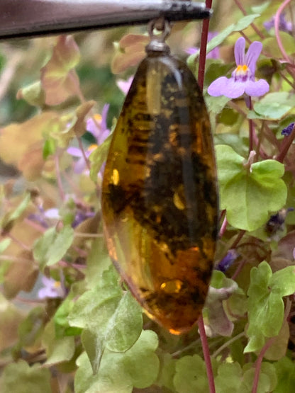 Ambre, pendentif de 40x13x9 millimètres, vendu avec cordon coulissant (réglable), en cuir noir de 40 à 70 centimètres !