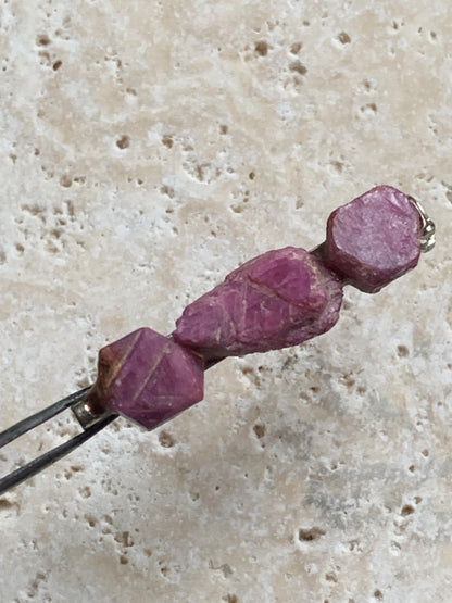 Broche en rubis - 38 mm x 8 x 8 - 4,2 gr. - Création Zen Curiosity !