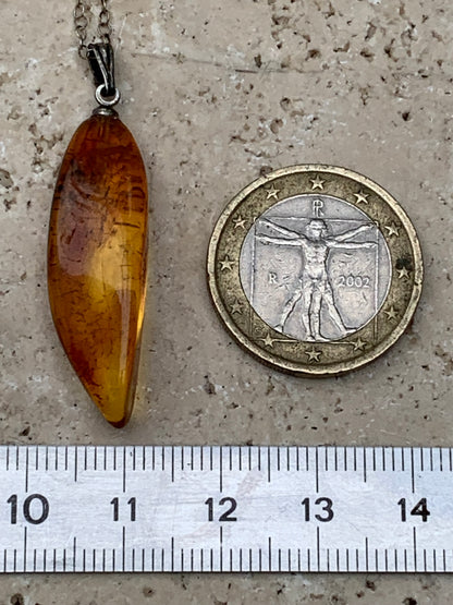 Ambre, pendentif de 40x13x9 millimètres, vendu avec cordon coulissant (réglable), en cuir noir de 40 à 70 centimètres !