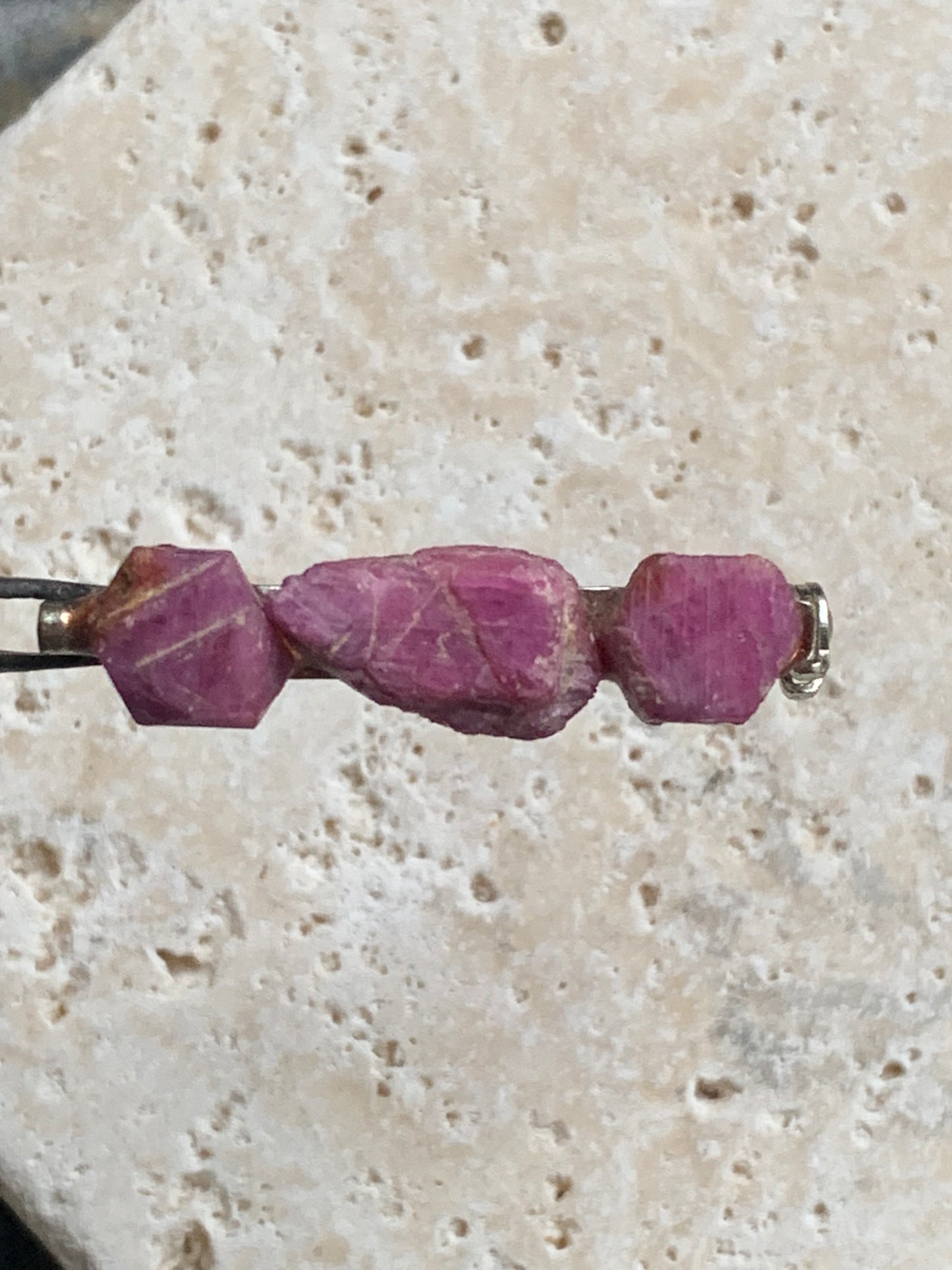 Broche en rubis - 38 mm x 8 x 8 - 4,2 gr. - Création Zen Curiosity !