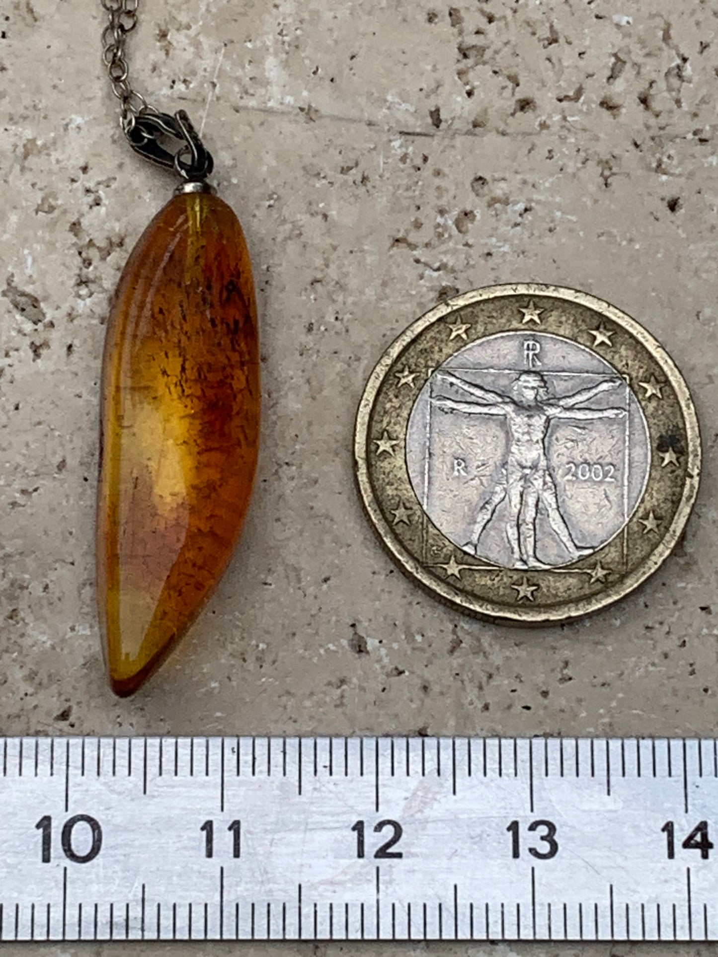 Ambre, pendentif de 40x13x9 millimètres, vendu avec cordon coulissant (réglable), en cuir noir de 40 à 70 centimètres !