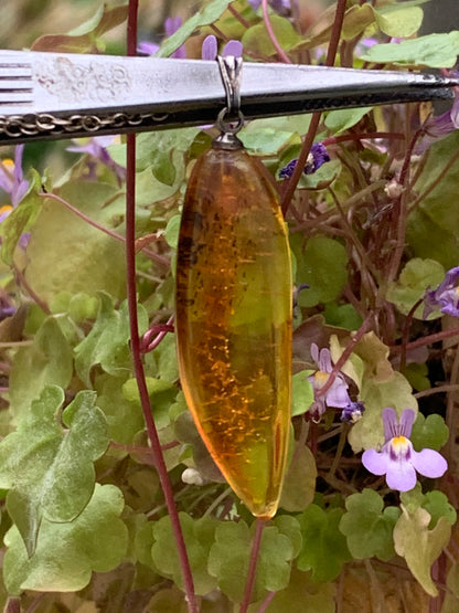 Ambre, pendentif de 40x13x9 millimètres, vendu avec cordon coulissant (réglable), en cuir noir de 40 à 70 centimètres !