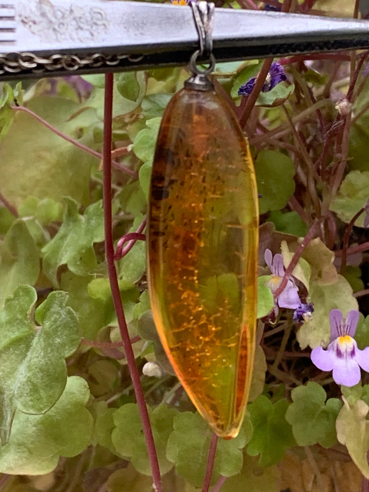 Ambre, pendentif de 40x13x9 millimètres, vendu avec cordon coulissant (réglable), en cuir noir de 40 à 70 centimètres !