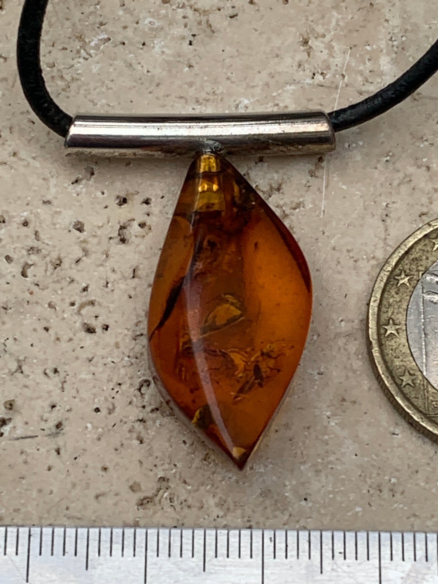Ambre, pendentif en Argent, de 35x15x10 millimètres, vendu avec cordon en cuir noir de 42 centimètres !
