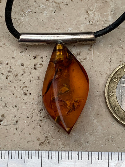Ambre, pendentif en Argent, de 35x15x10 millimètres, vendu avec cordon en cuir noir de 42 centimètres !