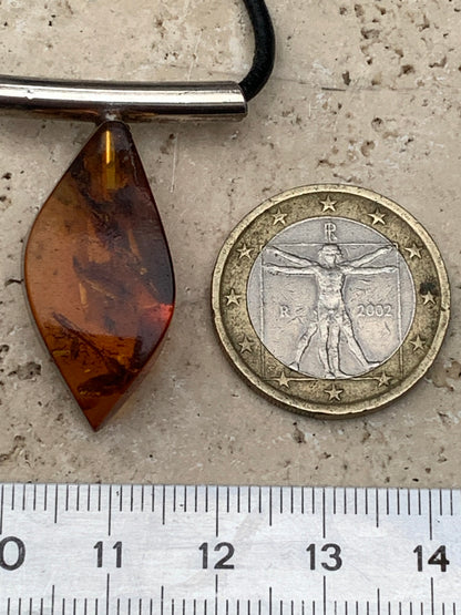 Ambre, pendentif en Argent, de 35x15x10 millimètres, vendu avec cordon en cuir noir de 42 centimètres !