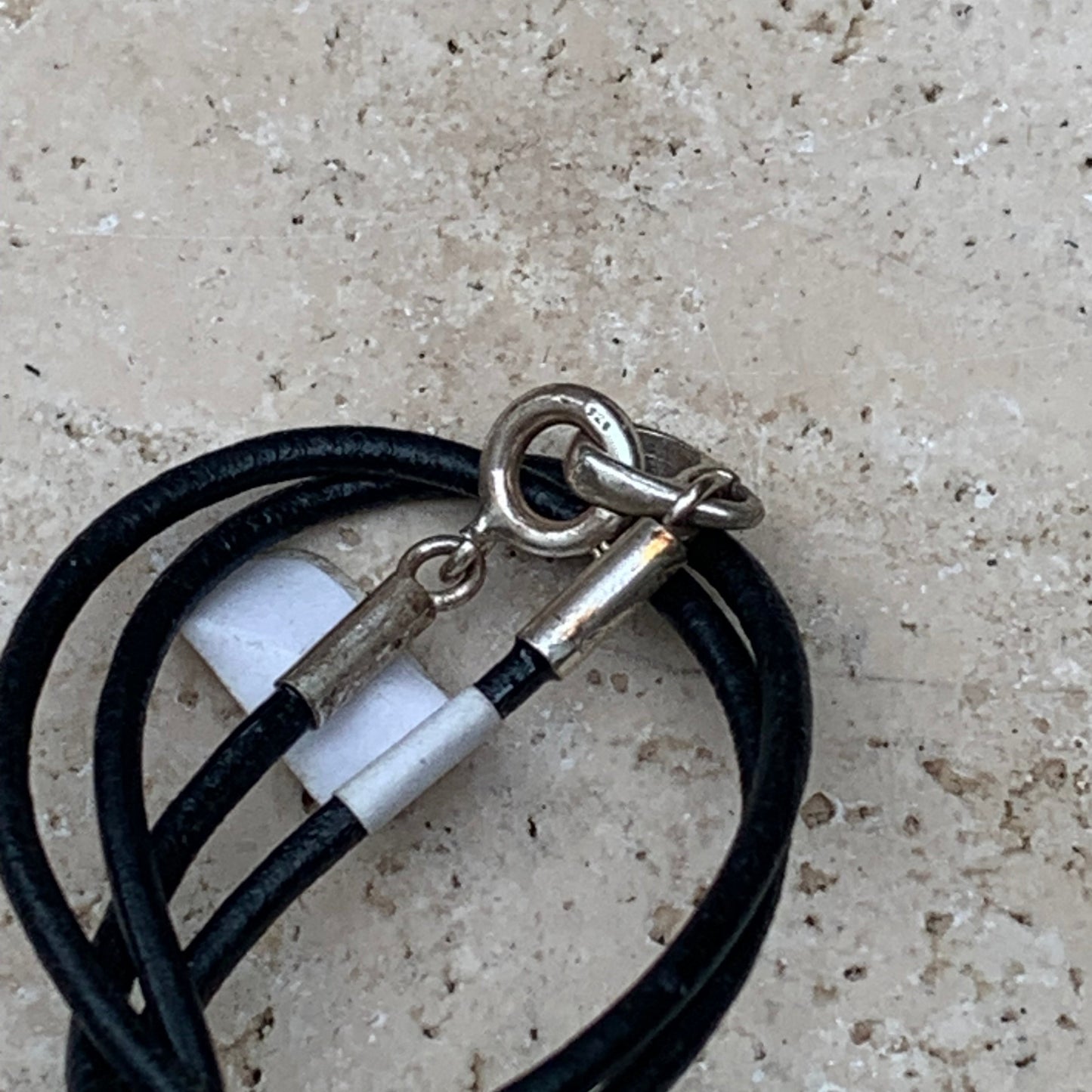 Ambre, pendentif en Argent, de 35x15x10 millimètres, vendu avec cordon en cuir noir de 42 centimètres !
