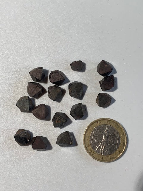 Magnétite Octaèdre - spécimens bruts et naturels - 8 mm x 6 x 7 - 1,2 gr. pièce