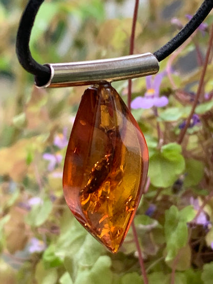 Ambre, pendentif en Argent, de 35x15x10 millimètres, vendu avec cordon en cuir noir de 42 centimètres !