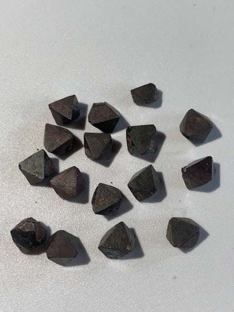 Magnétite Octaèdre - spécimens bruts et naturels - 8 mm x 6 x 7 - 1,2 gr. pièce