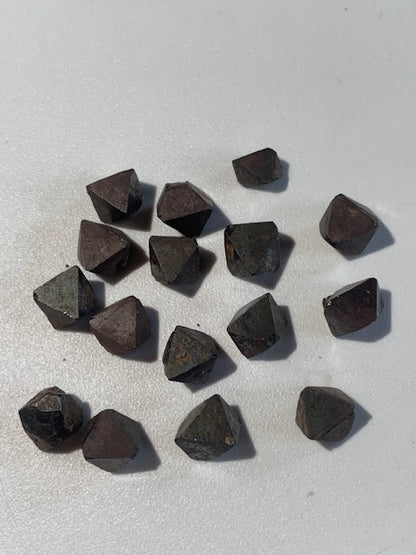 Magnétite Octaèdre - spécimens bruts et naturels - 8 mm x 6 x 7 - 1,2 gr. pièce