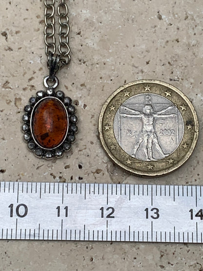 Ambre, pendentif de 25x13x5 millimètres, vendu avec cordon en cuir noir de 42 centimètres !