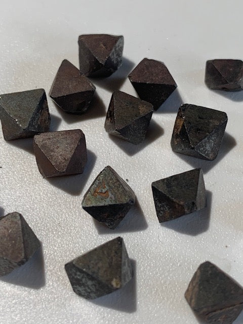 Magnétite Octaèdre - spécimens bruts et naturels - 8 mm x 6 x 7 - 1,2 gr. pièce